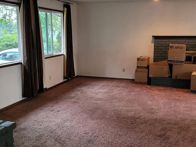 215 NW Coryell Ct — Photo 3