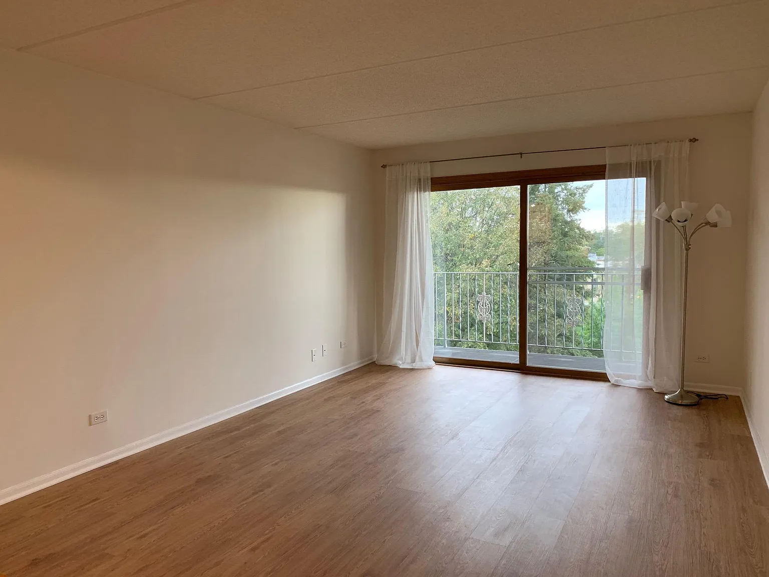 2 bed, 1100 sqft, $2,400 — Photo 3
