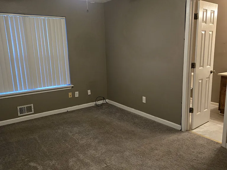 208 Glendale Ct — Photo 2