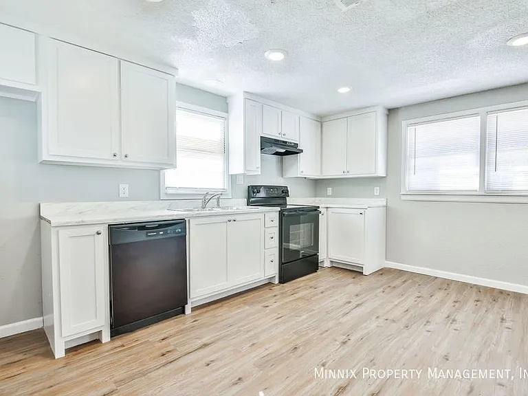 1300 S 11th St — Photo 15