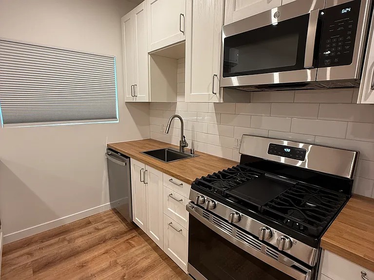 1509 N Hollywood Way #B — Photo 4