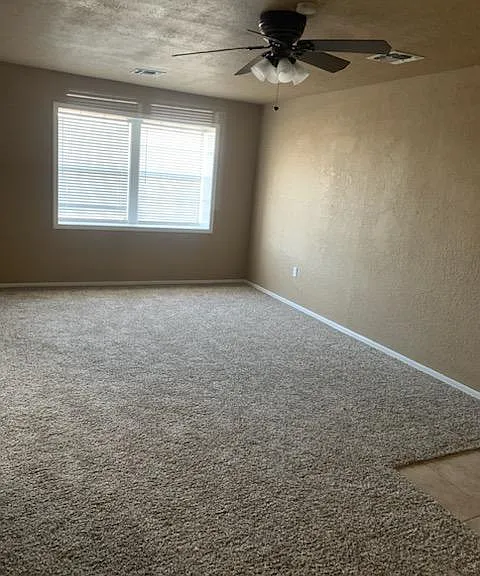 207 Hillcrest Dr — Photo 2
