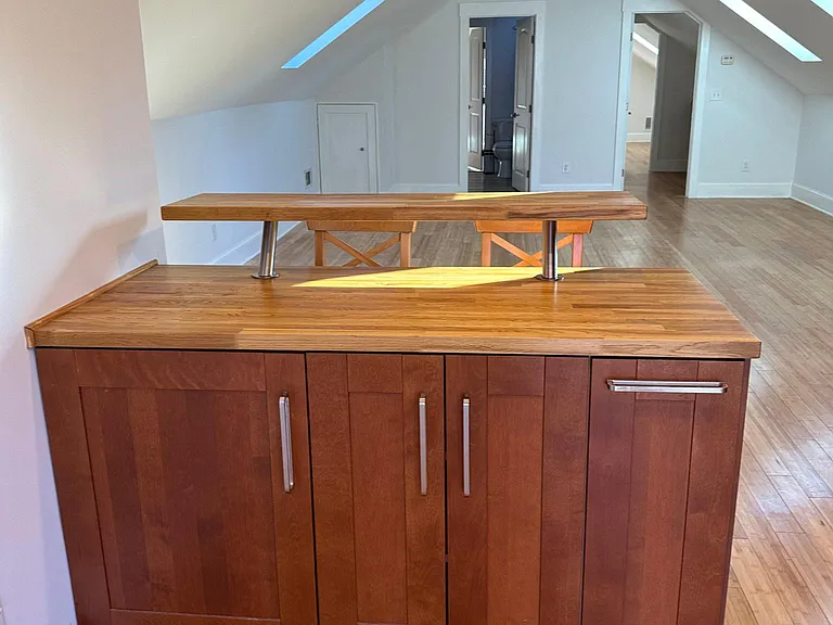 Extra counter space for bar or buffet