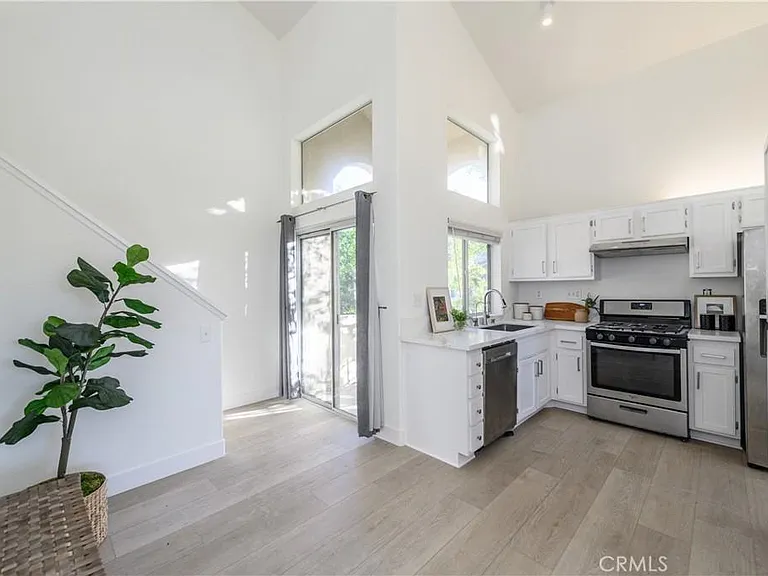 1407 Elmhurst — Photo 8