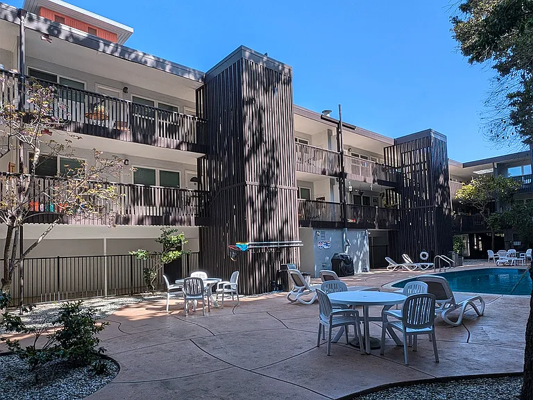 Park Laurel Apartments — Photo 7