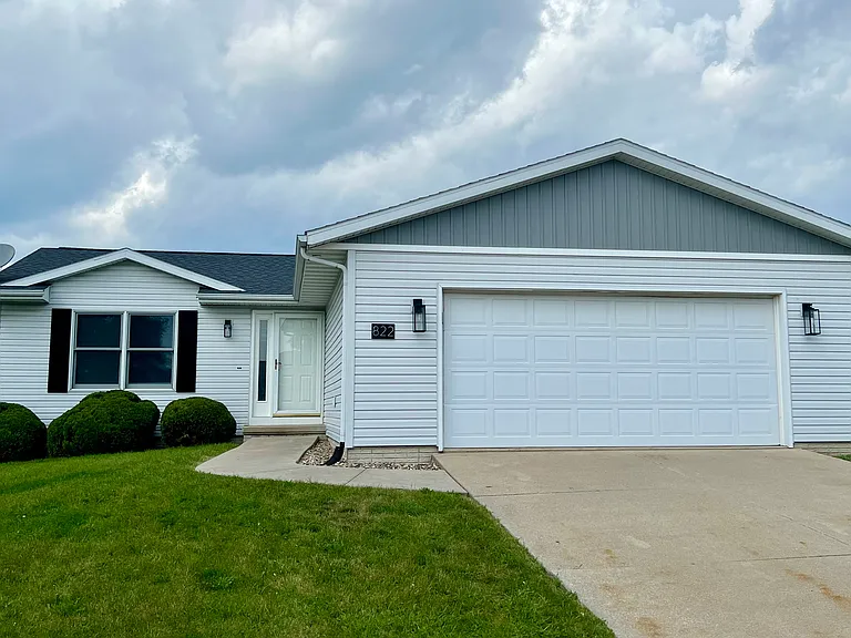 822 Ashford Dr NE — Photo 1