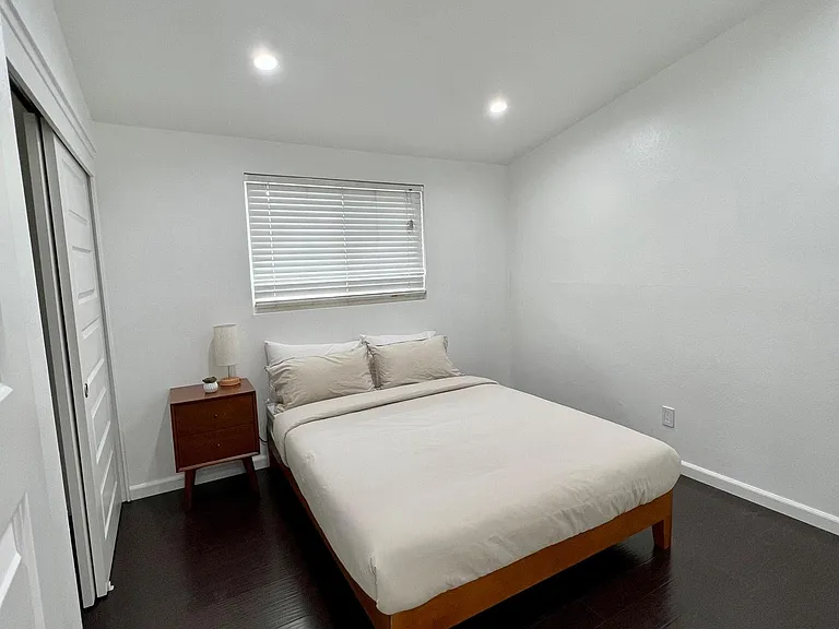 20851 Burbank Blvd — Photo 9