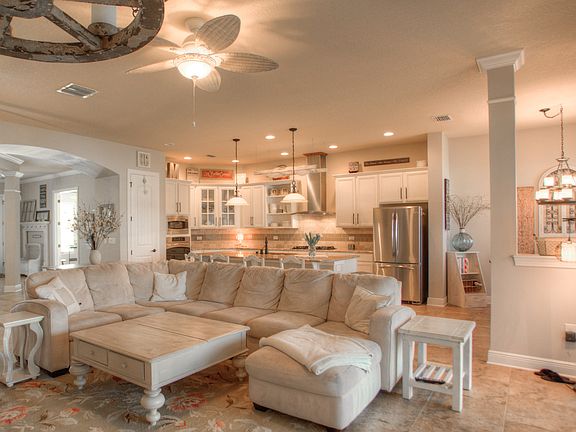KITCHEN / FAMILY ROOM