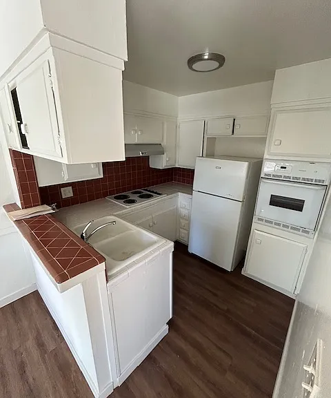 Aristocrat Apartments — Photo 6