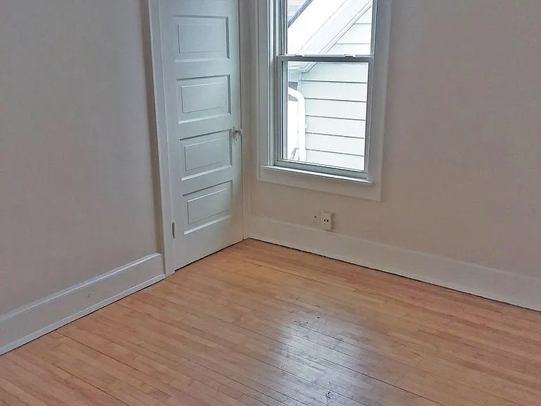 Large Spacious 4 Bedroom UPPER with Large Living Room and Dining Area!! — Photo 19