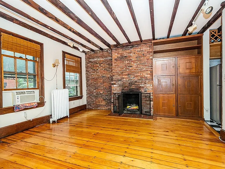 31 Myrtle St #4 — Photo 2