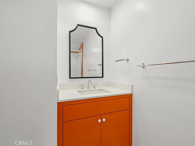2549 N Beachwood Dr — Photo 21