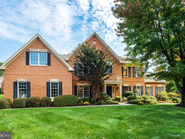 12704 Autumn Crest Dr, Herndon, VA 20171