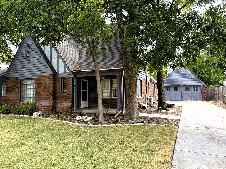 514 S Crestway St — Photo 2