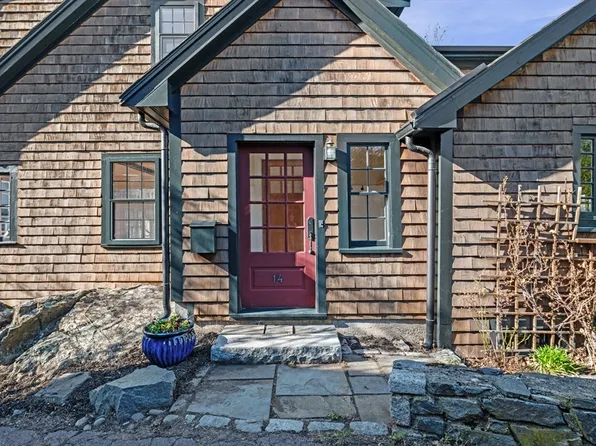 14 Dunns Ln, Marblehead, MA 01945