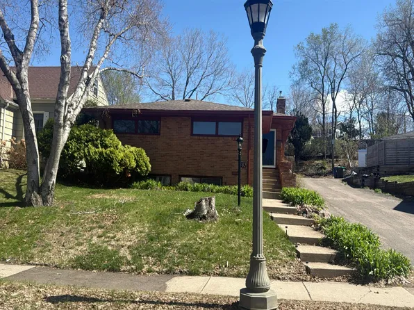 882 Kenneth St, Saint Paul, MN 55116