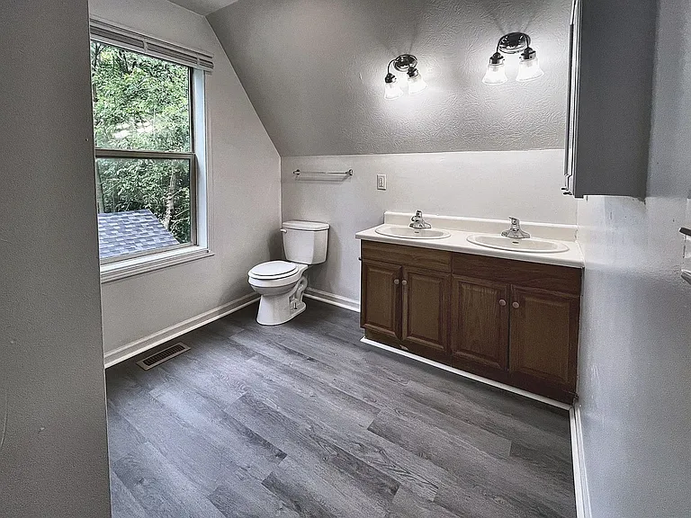 18 E Grand Ave — Photo 14