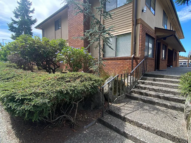 4520 Olympic Blvd #4 — Photo 1