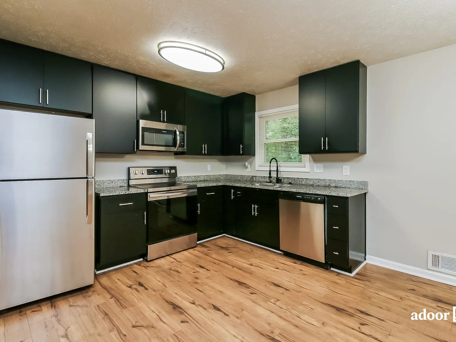 3 bed, 2.0 bath, 1252 sqft, $1,745 — Photo 4