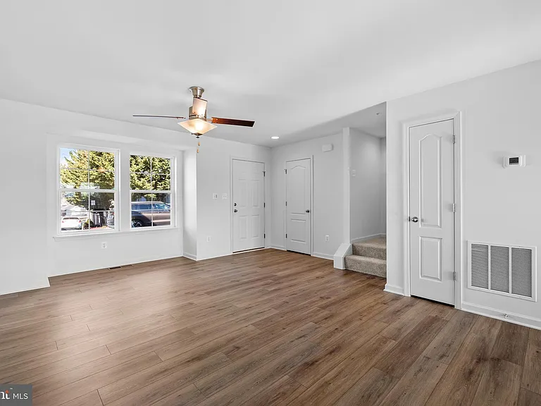 464 Peleton St — Photo 5