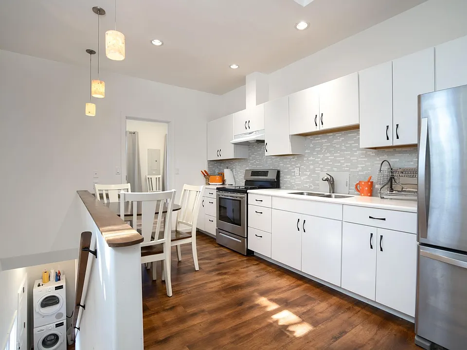 2114 Commercial Ave #B