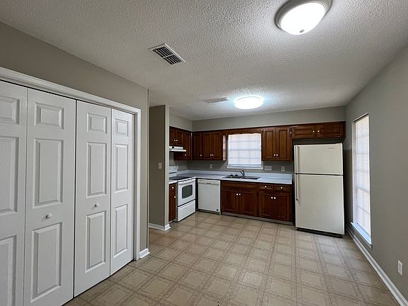 3rd image of 2933 Willow Lane Dr