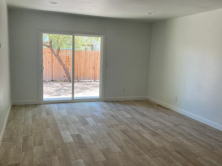 1466 E Hedrick Dr — Photo 3