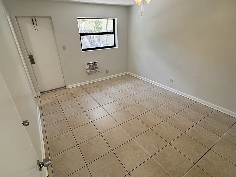 1115 SW 15th Ter #2 — Photo 6