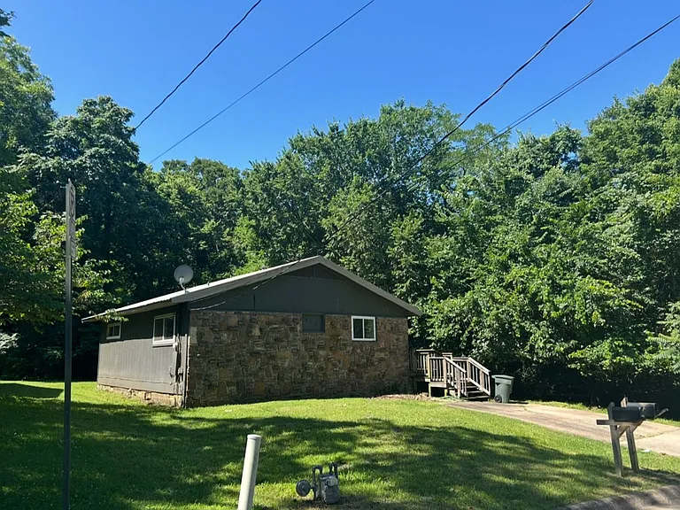 821 E Lakeside Dr — Photo 1
