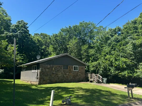 821 E Lakeside Dr, Fayetteville, AR 72701