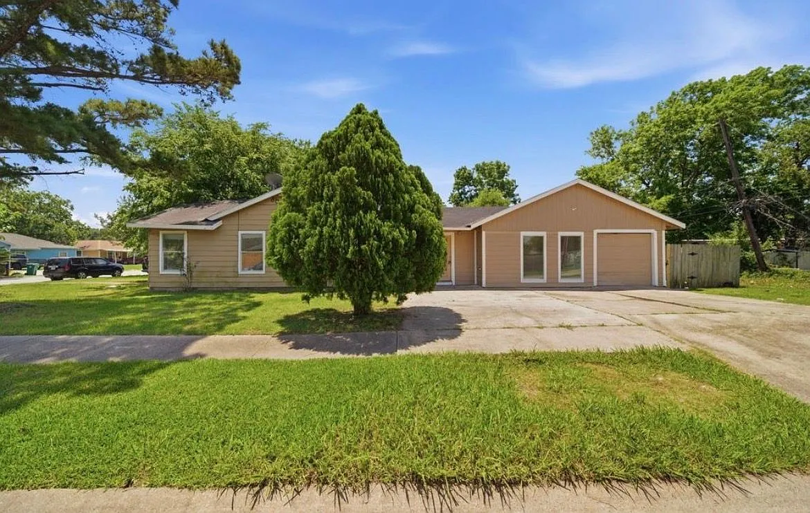 4 bed, 2.0 bath, 1724 sqft, $1,900 — Photo 1