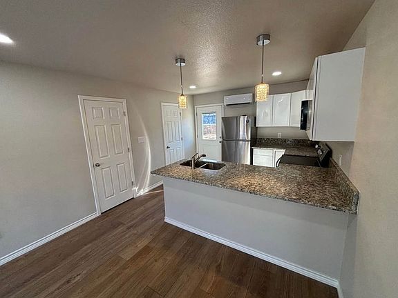 3rd image of 859-861 Anahuac Ave