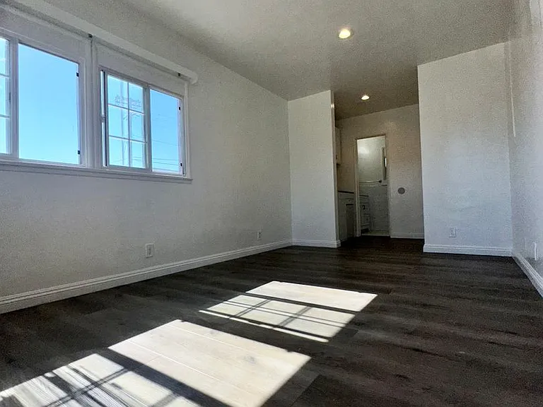 2280 S Barrington Ave — Photo 1