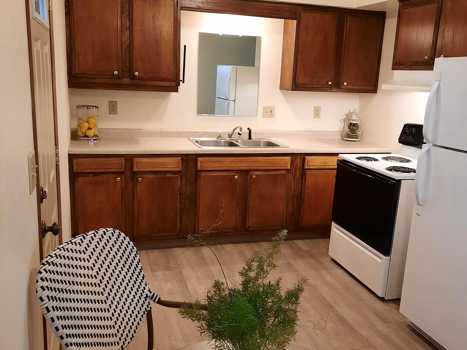 2 bed, 900 sqft, $875 — Photo 3