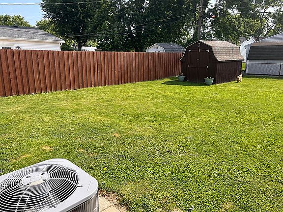 4th image of 608 Willow Dr