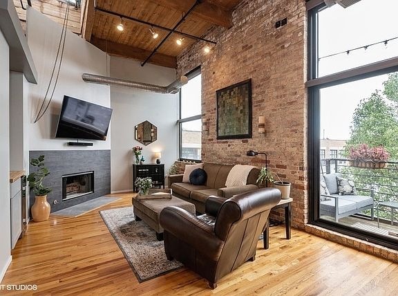 3rd image of 2210 W Wabansia Ave APT 410