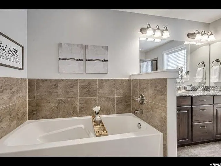 229 E Bridgewater Ln — Photo 19