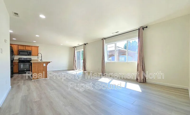 4 bed, 2.5 bath, 1591 sqft, $3,015 — Photo 4