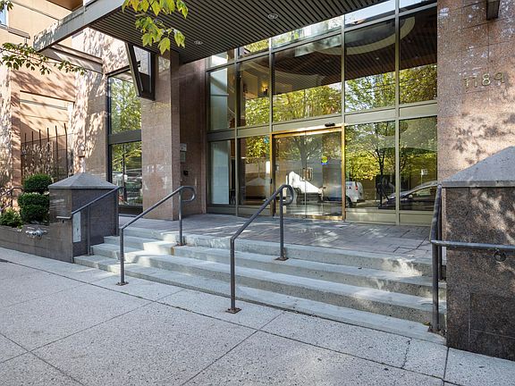 5th image of 1189 Howe St #907