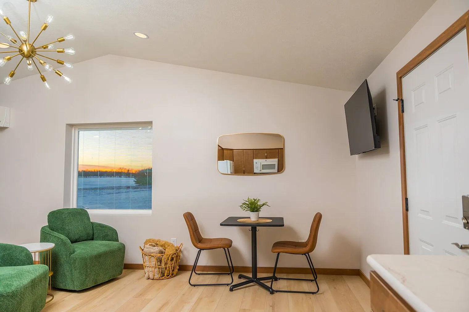 1 bed, 1.0 bath, 1894 sqft, $2,540 — Photo 2