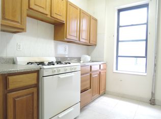 3130 34th St, Astoria, NY 11106