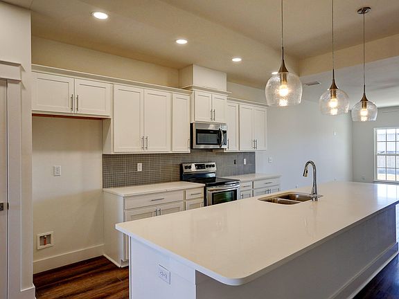 3rd image of 1007 W 10th Ct