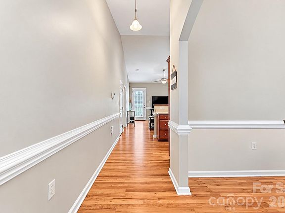 5th image of 215 Pine Meadows Cir