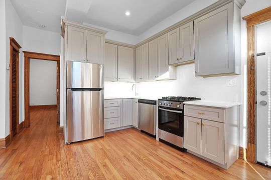 5th image of 713 W Wrightwood Ave #3R