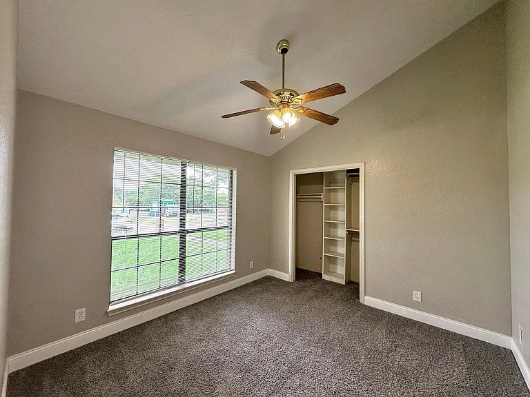 1818 Diana Ln — Photo 32