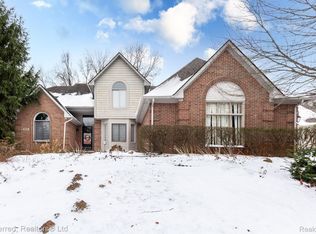 9829 Forest Ridge Dr, Clarkston, MI 48348