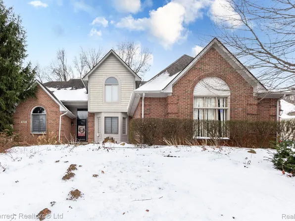 9829 Forest Ridge Dr, Clarkston, MI 48348
