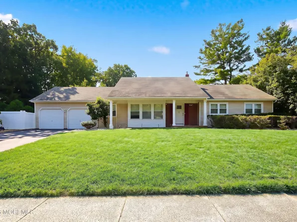 25 Mccue Road, Morganville, NJ 07751
