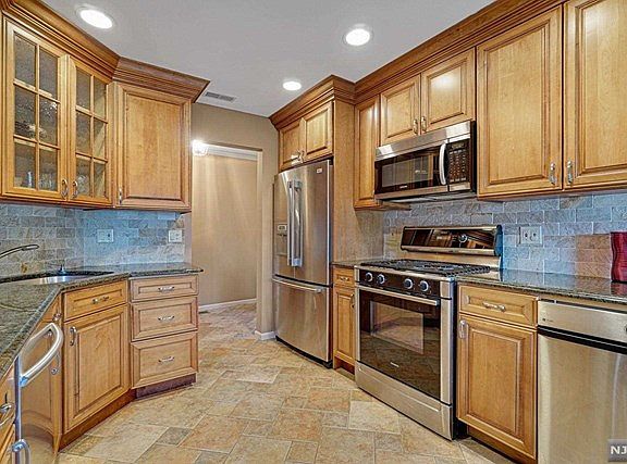 4th image of 885 Somerset Ct