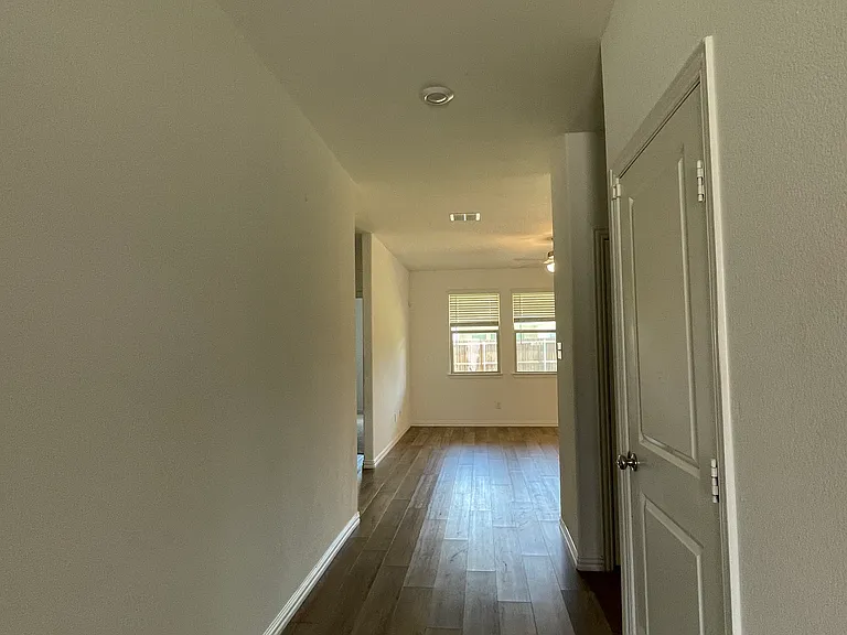 1200 Mahogany Ln — Photo 3